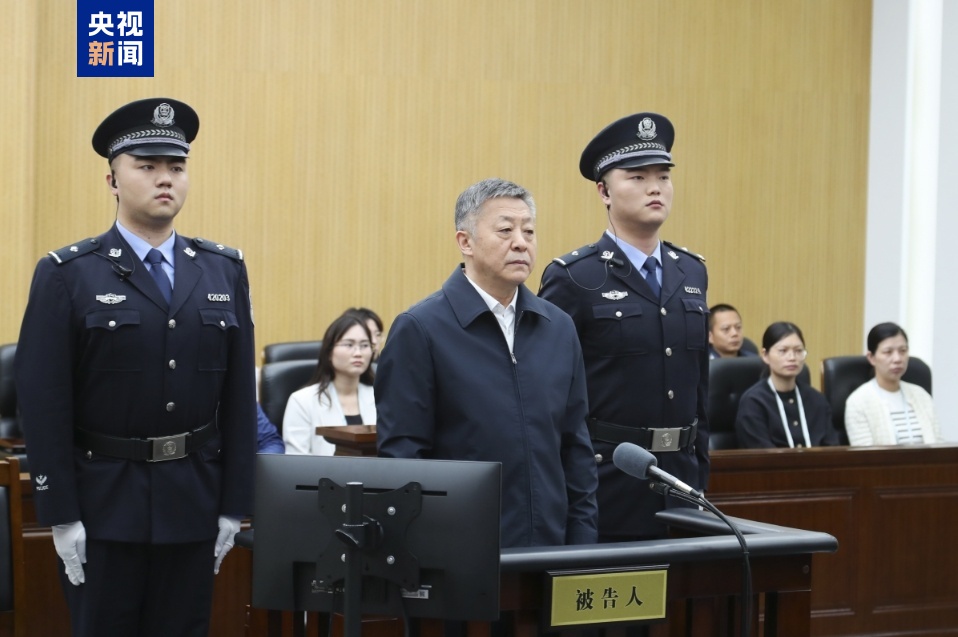 极速衰老！杜兆才从满头黑发→纪录片中两鬓斑白→宣判时头发全白